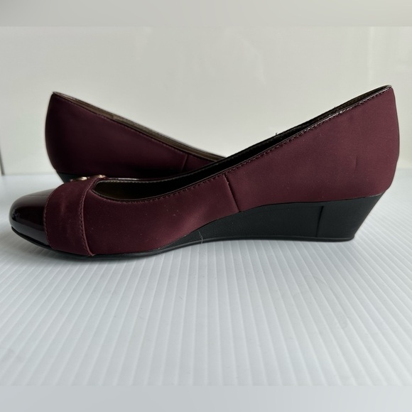 Bandolino Burgundy Wedge Size 8 Office Business Work Wear Internship - Picture 8 of 11